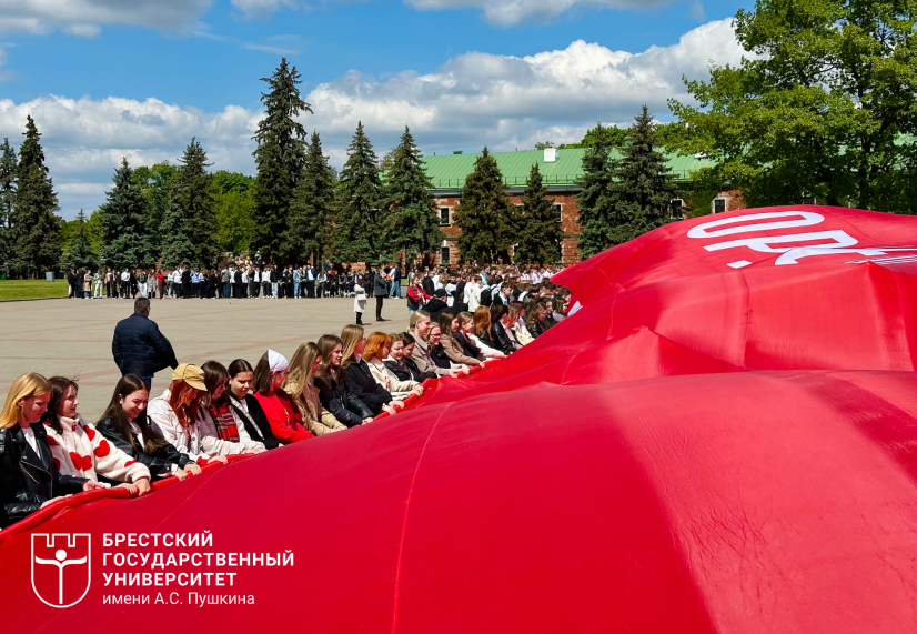 Молодёжь в Бресте развернула самое большое знамя Победы