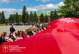 Молодёжь в Бресте развернула самое большое знамя Победы