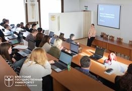 Учёный из Москвы Нина Васильевна Данилина читает курс лекций для брестских студентов